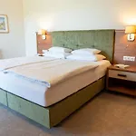Hotel Inselhotel Faakersee 4*