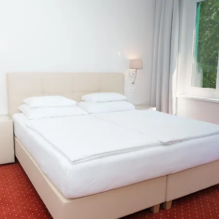 מלון Inselhotel Faakersee 4*