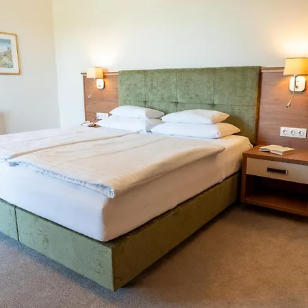 Hotel Inselhotel Faakersee 4*