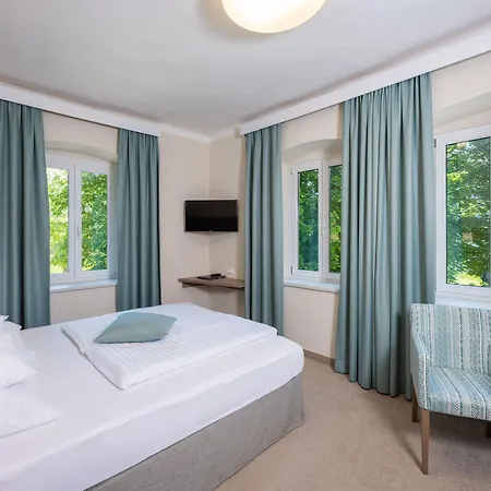 فندق Inselhotel Faakersee 4*
