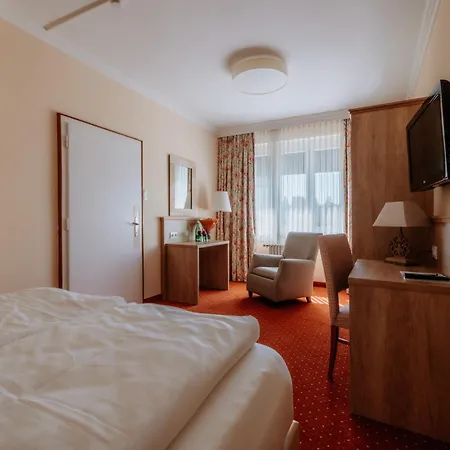 Inselhotel Faakersee מלון פאק אם סי