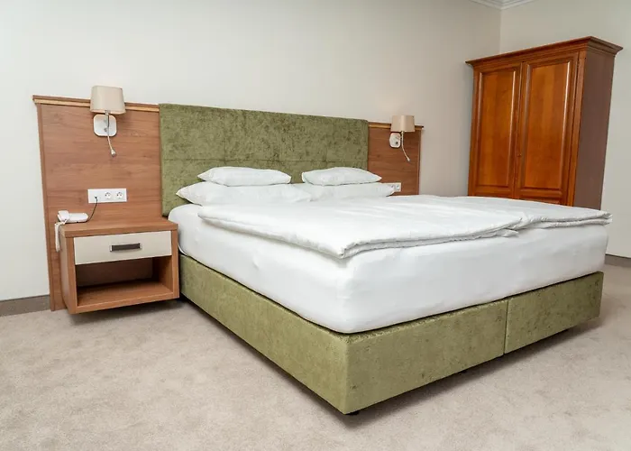 Inselhotel Faakersee מלון פאק אם סי