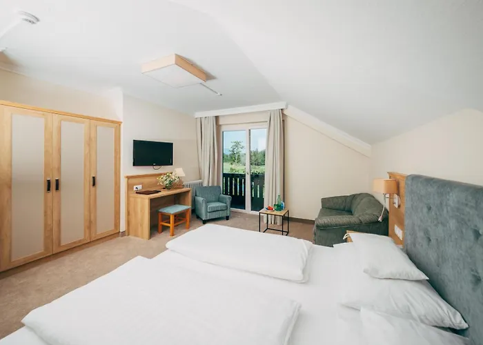 Inselhotel Faakersee מלון פאק אם סי